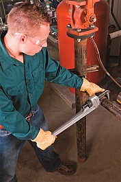 Применение алюминиевого прямого трубного ключа 12" Ridgid Aluminum Heavy Duty 812